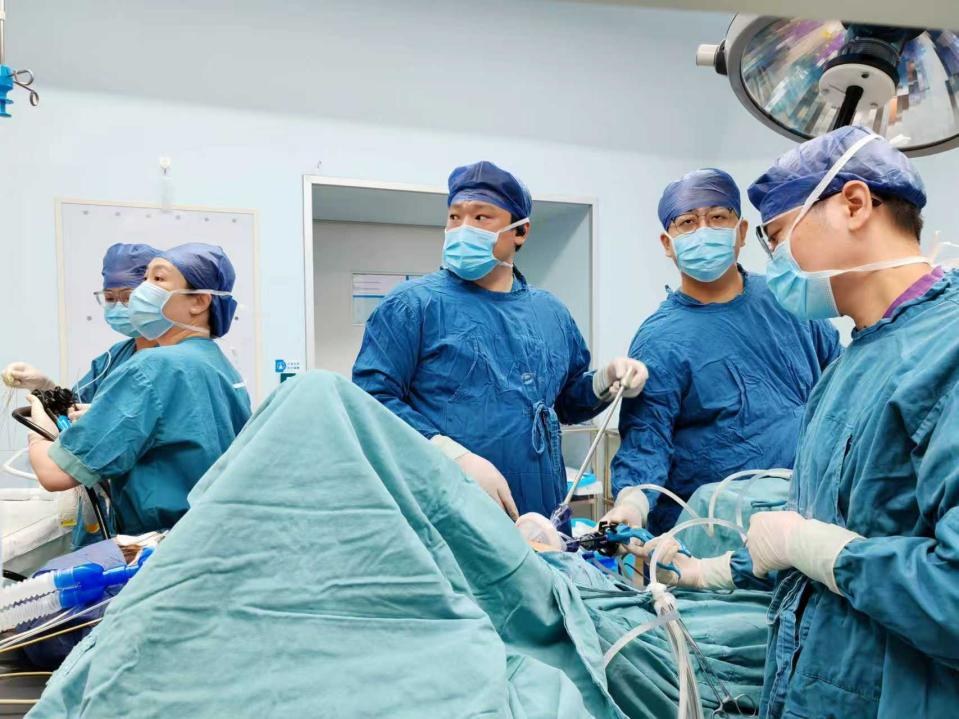 单孔腹腔镜下胆囊切除同步无射线子母镜ERCP术配图